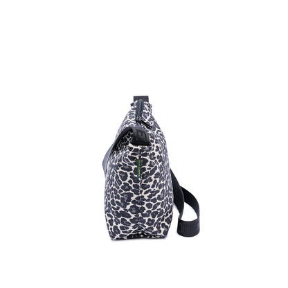 エルベシャプリエ Herve Chapelier 1752FJQ (ナイロンスクエアショルダーバッグM　パンサー　ロゴ入りストラップ）