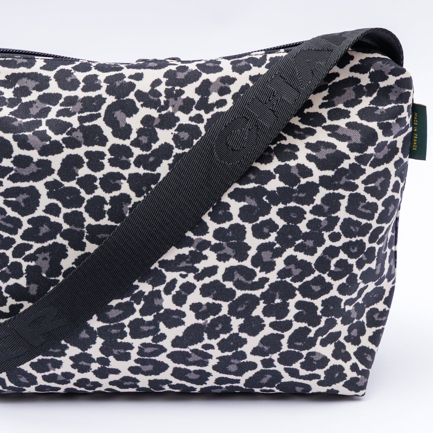 エルベシャプリエ Herve Chapelier 1752FJQ (ナイロンスクエアショルダーバッグM　パンサー　ロゴ入りストラップ）